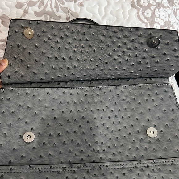 Guess - Picture 7 of 7